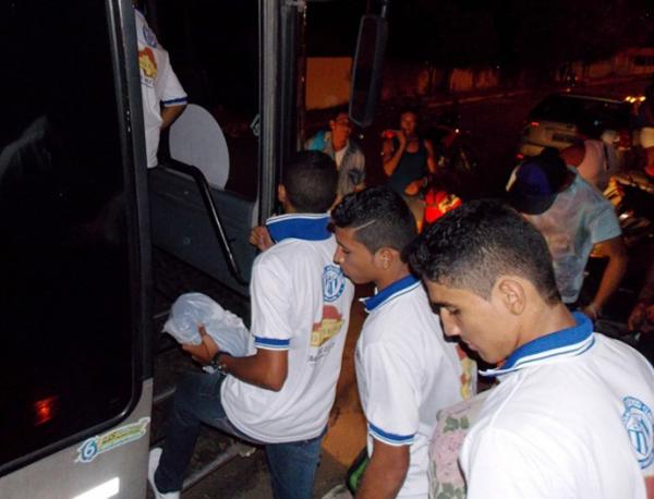 Equipe do Comercial-PI no embarque para a Copinha 2015.(Imagem:Otávio Neto/Campo Maior Em Foco)