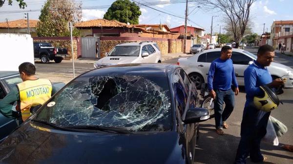 Acidente entre carro e moto deixa duas pessoas feridas na zona Norte.(Imagem:Cidade Verde)