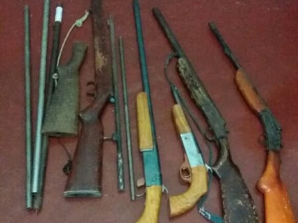 Policiais encontraram quatro armas de fogo de fabricação artesanal.(Imagem:Divulgação/PM)