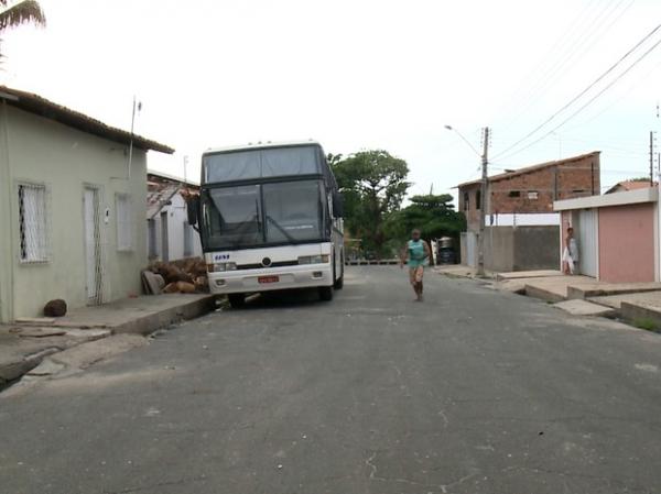 Corpo foi parar embaixo de ônibus estacionado no bairro Saci.(Imagem:Reprodução/TV Clube)