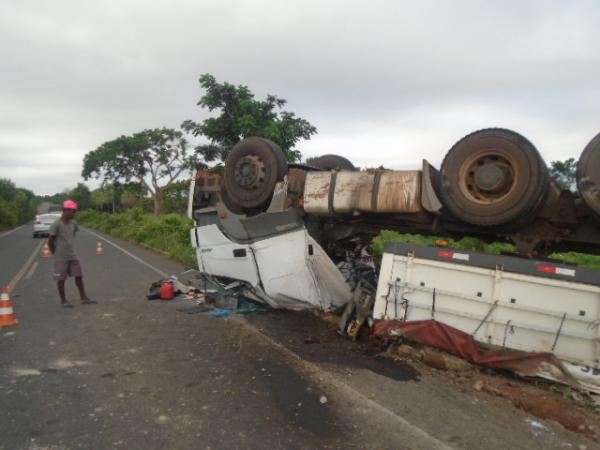 Carreta carregada de sal tomba na Rodovia PI 140 em Floriano.(Imagem:FlorianoNews)