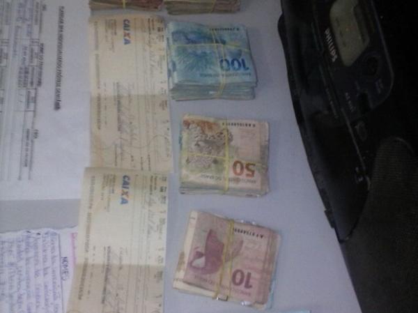 Dinheiro e cheques foram encontrados no quarto do casal.(Imagem:Raimundo Lima/TV Clube)