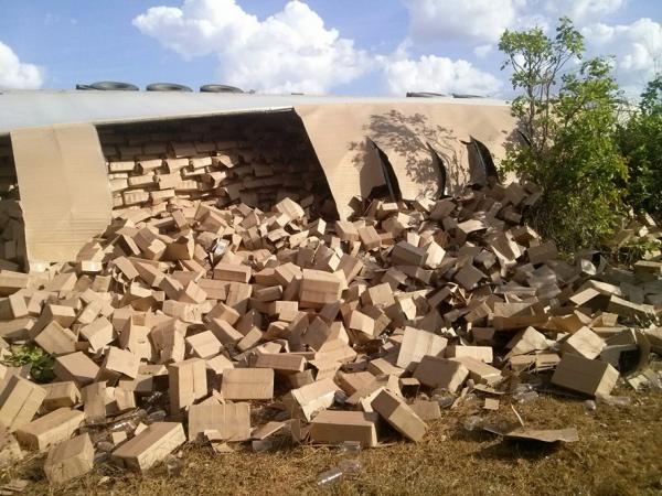 Carreta carregada de vidro tomba e deixa mulher gravemente ferida.(Imagem:Realidade em Foco)