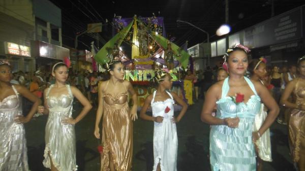 Desfile das escolas de samba agitam último dia de carnaval em floriano.(Imagem:FlorianoNews)