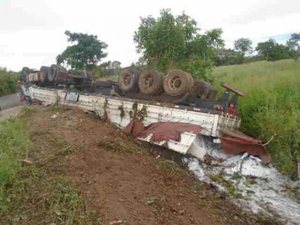 Carreta carregada de sal tomba na Rodovia PI 140 em Floriano.(Imagem:FlorianoNews)