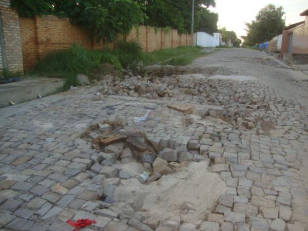 Amarelinho fazendo seu giro a Pé pelas ruas de Floriano(Imagem:Redaçao)