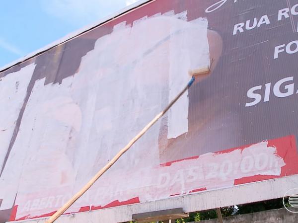 Outdoor foi pintado para camuflar conteúdo considerado erótico.(Imagem:Reprodução/TV Clube)