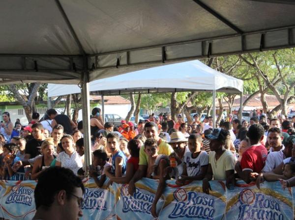 Pessoas esperam por um pedaço de bolo.(Imagem:Yara Pinho/G1)