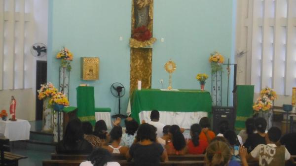 Momento de espiritualidade na Igreja de Nossa Senhora das Graças.(Imagem:FlorianoNews)