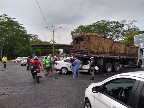 Taxista entra embaixo de caminhão em acidente na Av Marechal Castelo Branco.(Imagem:Gorete Santos/Cidadeverde.com)