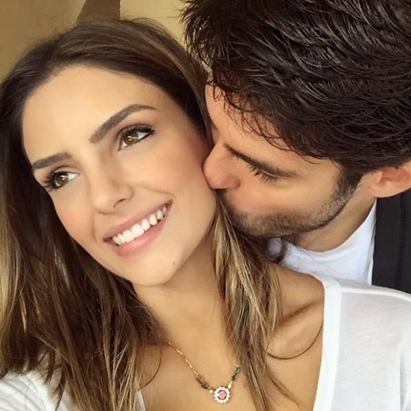 Carol Celico e Kaká posam juntos.(Imagem:Instagram)