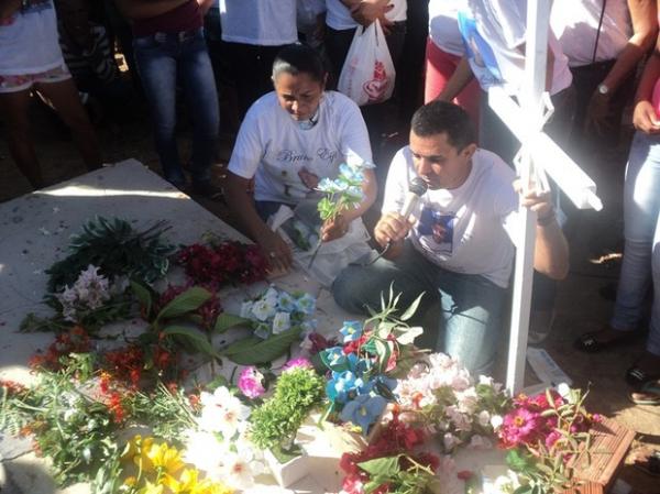 Pais de Eduardo pediram justiça durante discurso em missa.(Imagem:Alessandro Guerra/ Rádio Cerrado FM)