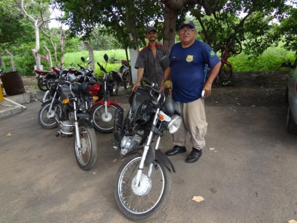 Motos apreendidas pela PRF são encaminhadas para par pátio do DETRAN(Imagem:FlorianoNews)