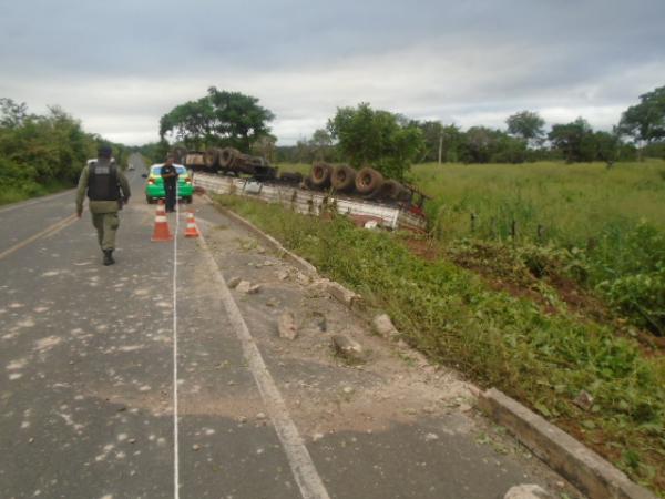 Carreta carregada de sal tomba na Rodovia PI 140 em Floriano.(Imagem:FlorianoNews)