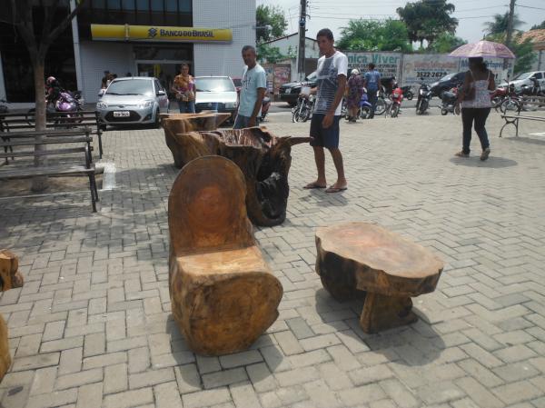 Floriano sedia 2ª Feira de Artesanato na Praça Dr. Sebastião Martins.(Imagem:FlorianoNews)