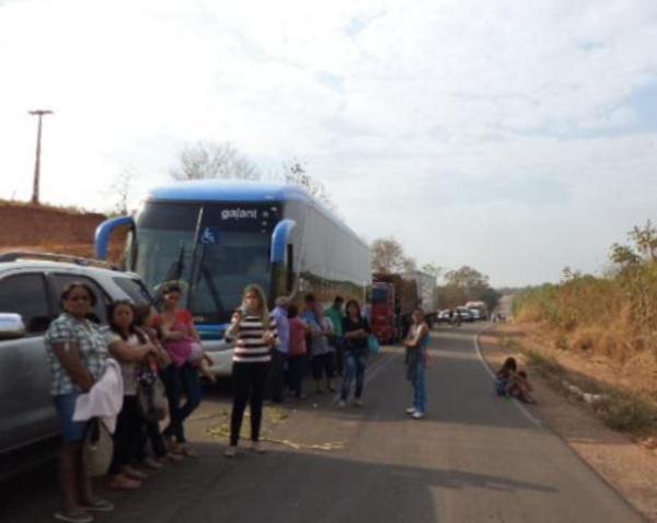 População interdita BR-135 por conta da falta de água em Cristalândia no PI.(Imagem:180graus)