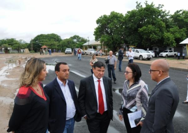 Governador conhece a pista de atletismo da Uespi.(Imagem:Francisco Leal)