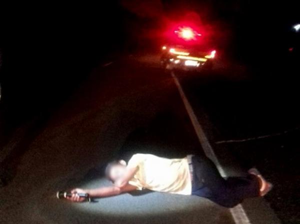 PRF encontra homem embriagado caído no meio da pista em rodovia.(Imagem:Divulgação/PRF)