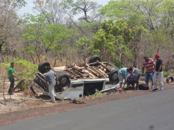 Van capota na BR-343 e deixa cinco pessoas feridas.(Imagem:FlorianoNews)