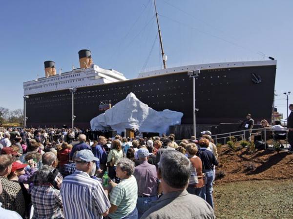 Turistas fazem fila para entrar no museu (Imagem:Barcroft/Getty Imagem)