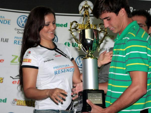 Nana segura taça com o artilheiro do campeonato Felipe Linhares.(Imagem:Divulgação)