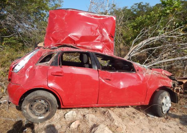 Perícia deve indicar as causas para o carro ter perdido o controle e capotado, diz polícia.(Imagem: Cascatinha Pessoa)