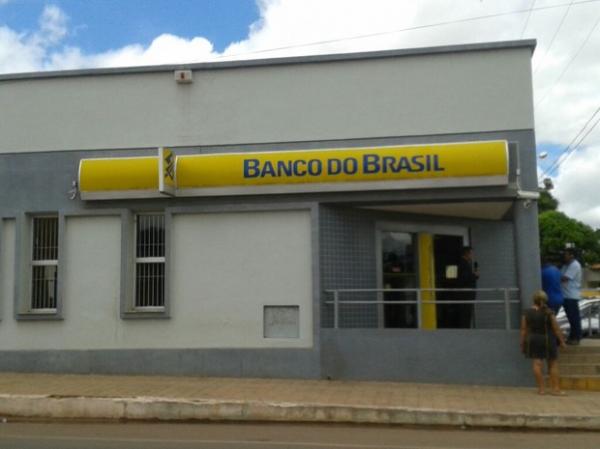 Banco do Brasil de Altos foi assalto por bando após manter gerente e famíia reféns.(Imagem:Gilcilene Araújo/G1)