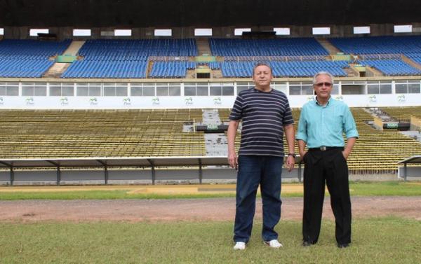 Nivaldo e Augusto Melo, no Albertão vazio: dois personages do maior jogo do estádio.(Imagem:Wenner Tito)