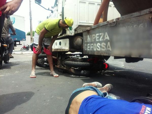 Motociclista morreu ao colidir com caminhão na Av. Duque de Caxias.(Imagem:Fernando Brito)