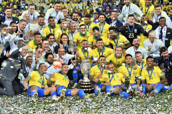 Festa de campeão: Brasil leva a taça da Copa América.(Imagem:Marcos Ribolli/GloboEsporte.com)