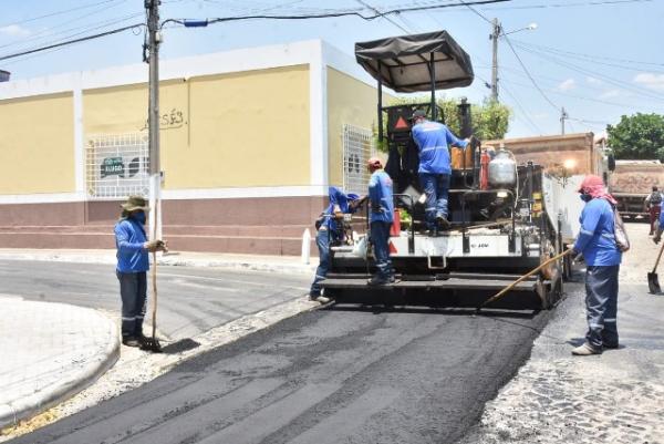 Obra de asfaltamento chega à rua Castro Alves em Floriano.(Imagem:SECOM)