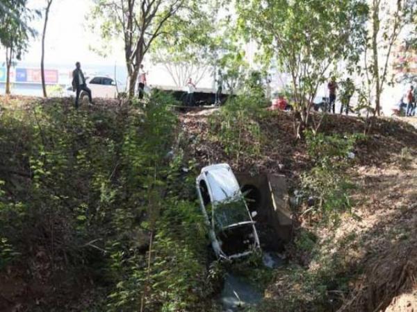 Motorista tenta trocar CD, perde controle e carro cai em barranco.(Imagem:Wilson Filho)