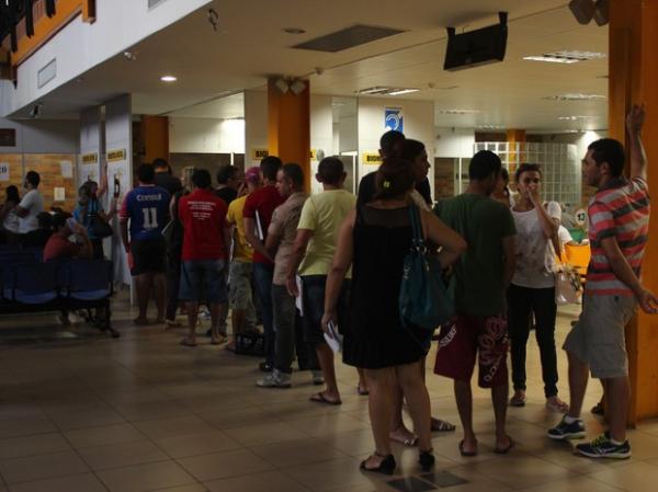 Pessoas passaram horas em filas esperando atendimento no Detran-PI.(Imagem:Fernando Brito/G1)