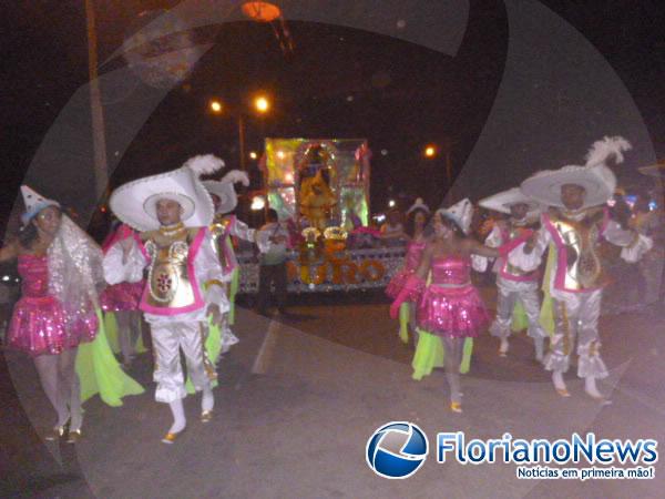 Desfile das escolas de samba atrai grande público no último dia de Carnaval em Floriano.(Imagem:FlorianoNews)