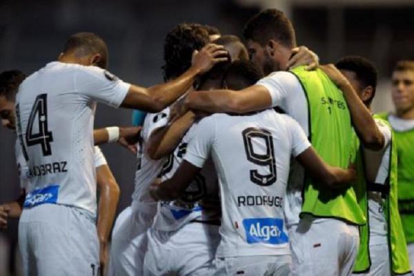 Jogadores comemoram o gol da vitória contra o Estudiantes.(Imagem:Javier Gonzalez Toledo)