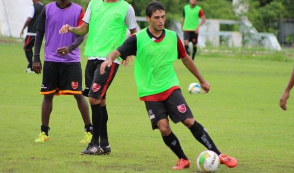 Calebe pode atuar pelo Flamengo-PI.(Imagem:Abdias Bideh/GloboEsporte.com)