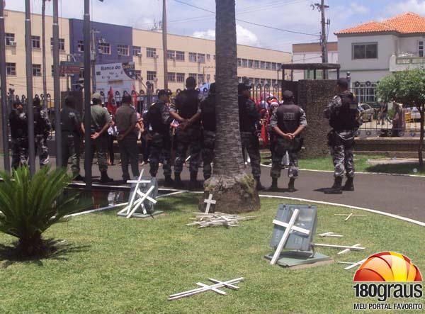 Trabalhadoras tentam invadir Karnak no Dia da Mulher(Imagem:180graus)