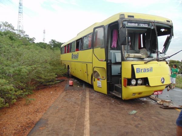 Acidente envolvendo reboque e ônibus deixa um morto na PI-140.(Imagem:Polícia Civil)