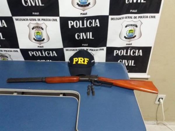 Motorista é preso por porte ilegal de arma na BR-316.(Imagem:PRF-PI)