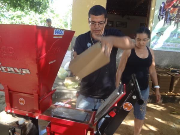 Curso ensina a fabricação de Tijolos Ecológicos.(Imagem:FlorianoNews)