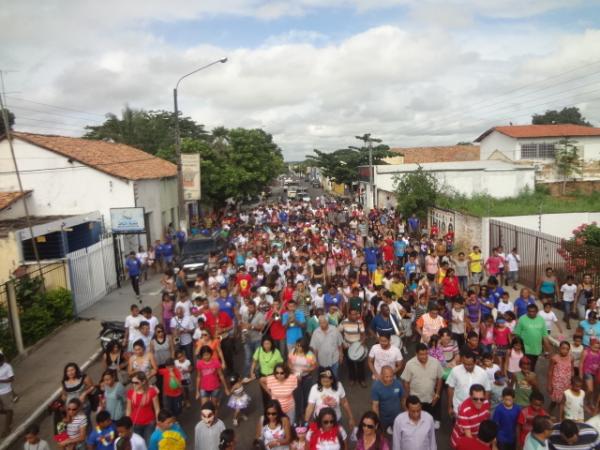 Arrastinho faz alegria da criançada.(Imagem: FlorianoNews)