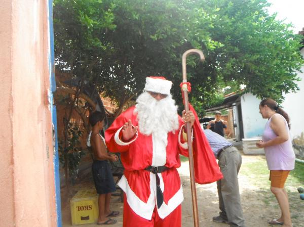 Papai Noel promoveu manhã de alegria com distribuição de bombons em Floriano.(Imagem:FlorianoNews)