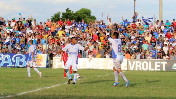 Luciano, camisa 8, comemora gol com Fabinho no primeiro jogo da final do Piauiense.(Imagem: Josiel Martins)