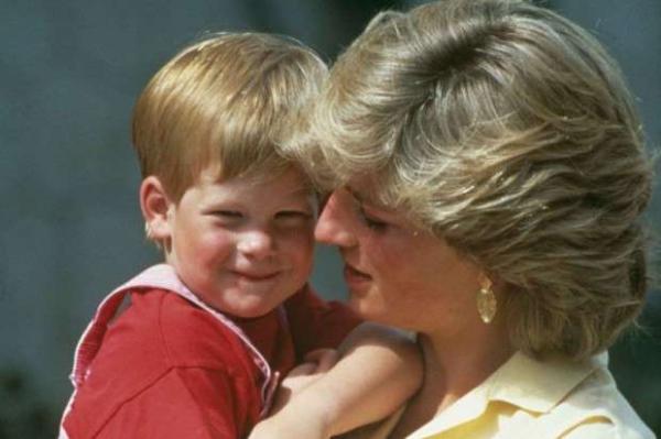 Harry no colo da mãe, Lady Diana, nos anos 1980.(Imagem:Pinterest/)