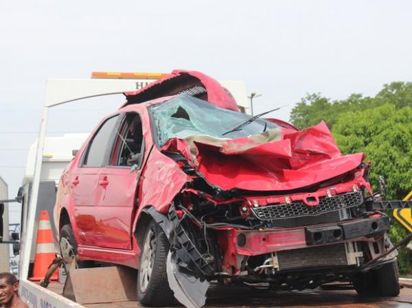 Em alta velocidade, Siena colide com automóvel e capota.(Imagem:Fernando Brito/G1)