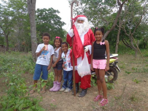 Papai Noel chega mais cedo na zona rural de Floriano.(Imagem:FlorianoNews)