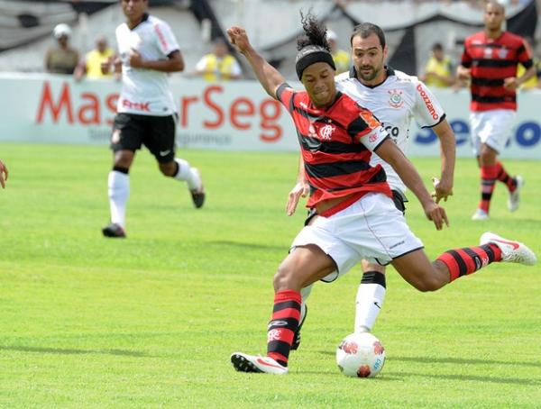 Ronaldinho Gaúcho tentou algumas jogadas, mas não foi bem no jogo.(Imagem: Alexandre Vidal/Fla Imagem)