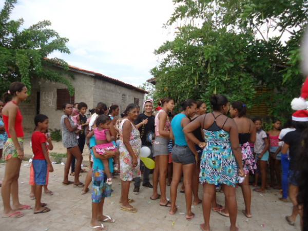 Jovens Interact e Rotary Club Princesa do Sul realizaram festa natalina em bairro de Floriano.(Imagem:FlorianoNews)