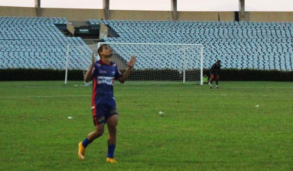 Ítalo agradece aos céus pelo gol salvador marcado no empate com o Galo.(Imagem:Abdias Bideh/GloboEsporte.com)