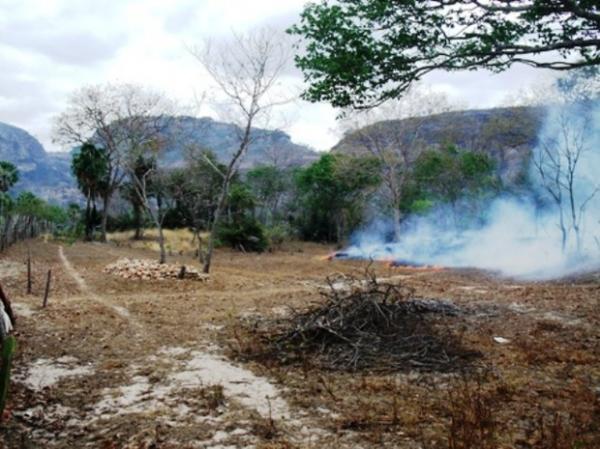 Incêndio atinge fazendas na Serra de Santo Antônio.(Imagem:Weslley Paz / Campo Maior em Foco)